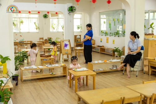 BAN GIÁM HIỆU TINY FLOWER MONTESSORI QUAN SÁT VÀ ĐÁNH GIÁ VIỆC THỰC HIỆN KẾ HOẠCH GIẢNG DẠY TẠI LỚP 0–3 TUỔI