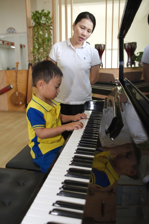 KHÁM PHÁ ÂM NHẠC CÙNG CÁC BÉ TINY FLOWER MONTESSORI